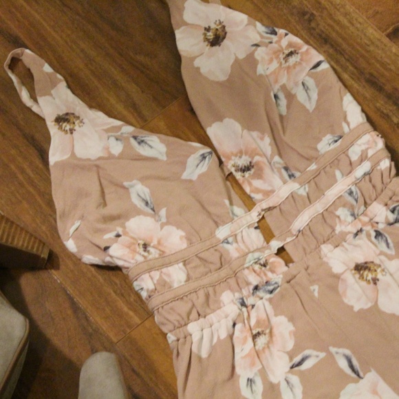 L.A. Hearts Floral Romper. Women's Size XS. - Picture 7 of 8